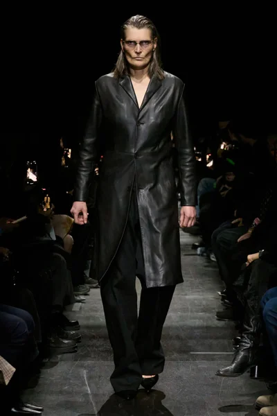 Look 16